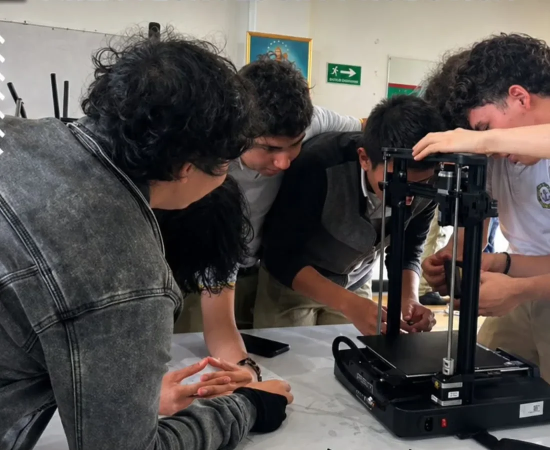Estudiantes participando en una experiencia de aprendizaje