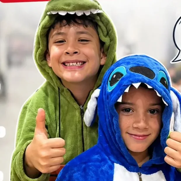 Estudiantes disfrutando una actividad escolar